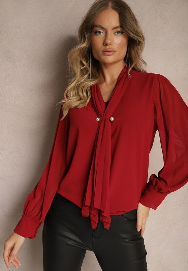 Renee - Bordowa Bluzka z Wiązaniem wokół Szyi i Plisowanym Rękawem Henokia. Kolor: czerwony. Styl: elegancki
