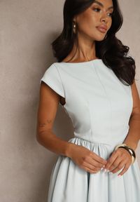 Renee - Niebieska Sukienka Vices o Rozkloszowanym Kroju z Dekoltem w Kształcie Łódki Milioria. Kolor: niebieski. Długość rękawa: krótki rękaw. Styl: klasyczny