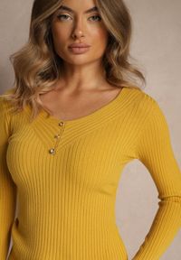 Renee - Żółty Sweter z Dzianiny w Prążki z Dekoltem w Serek i Aplikacjami Rallenia. Okazja: na co dzień. Typ kołnierza: dekolt w serek. Kolor: żółty. Materiał: dzianina. Długość rękawa: długi rękaw. Długość: długie. Wzór: aplikacja, prążki. Styl: casual