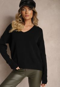Renee - Czarny Sweter z Trójkątnym Dekoltem Vititana. Okazja: na spotkanie biznesowe, na co dzień. Kolor: czarny. Materiał: jeans. Wzór: aplikacja. Styl: casual, elegancki, biznesowy #5