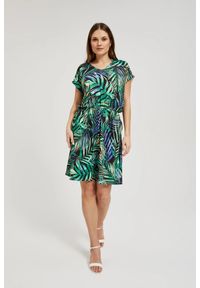 MOODO - Sukienka w tropikalny wzór z wiązaniem w talii zielona. Kolor: zielony