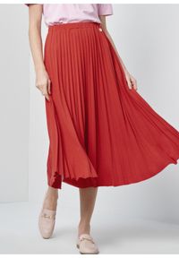 Ochnik - Długa czerwona plisowana spódnica. Kolor: czerwony. Materiał: materiał, poliester. Długość: długie