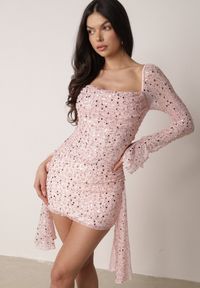 Born2be - Różowa Cekinowa Sukienka VICES o Dopasowanym Kroju z Wiązaniem Adrasalphia. Kolor: różowy. Styl: elegancki, klasyczny #1