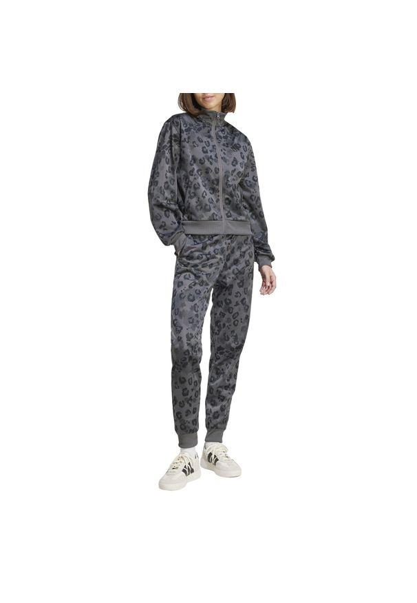 Adidas - Dres Essentials Feelcozy Aop Rozmiar S Szary - JY2687. Kolor: szary. Materiał: dresówka. Wzór: motyw zwierzęcy