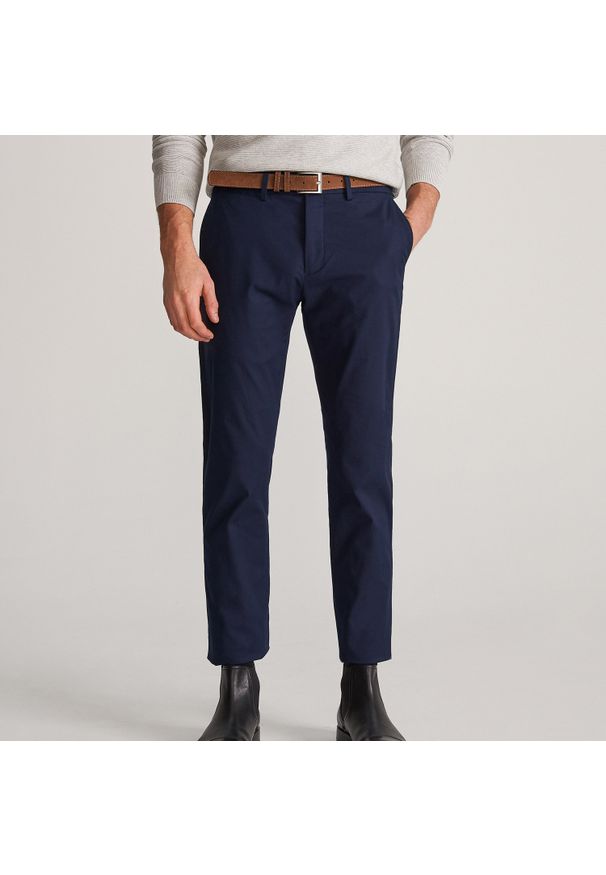 Reserved - Spodnie chino z paskiem - Granatowy. Kolor: niebieski