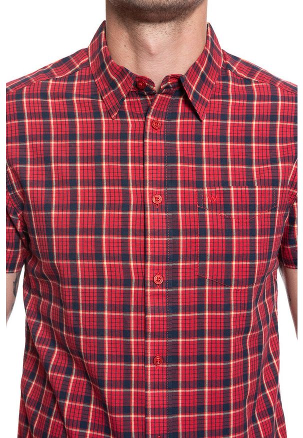 Wrangler - MĘSKA KOSZULA MATERIAŁOWA WRANGLER SS 1 PKT SHIRT FORMULA RED W5J11OXWO 112130161. Materiał: materiał