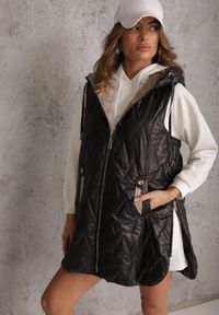 Renee - Czarna Długa Pikowana Kamizelka z Kapturem i Ozdobną Naszywką Mentape. Typ kołnierza: kaptur. Kolor: czarny. Długość: długie. Wzór: aplikacja. Styl: sportowy #1