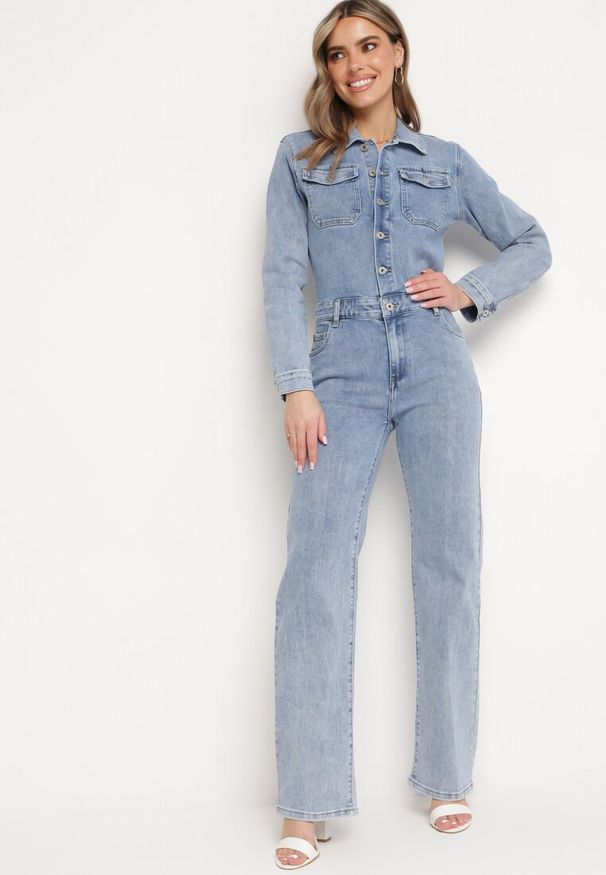 Born2be - Niebieski Jeansowy Kombinezon z Bawełny z Długim Rękawem i Spodniami Zapinany na Guziki Lystar. Okazja: na co dzień. Kolor: niebieski. Materiał: jeans, bawełna. Długość rękawa: długi rękaw. Długość: długie. Styl: casual, elegancki