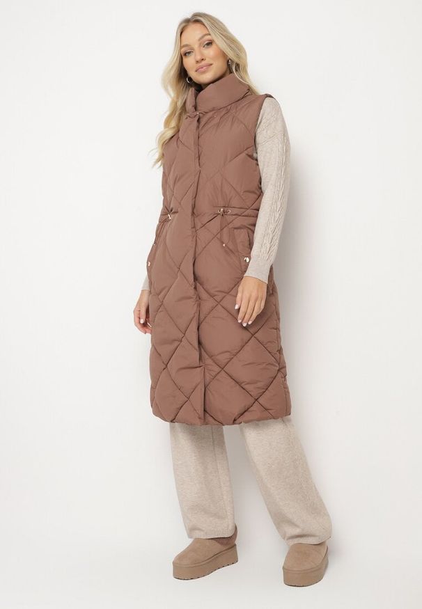 Born2be - Ciemnobrązowa Pikowana Kamizelka o Długim Kroju ze Stójką i Kieszeniami Avatheia. Okazja: na co dzień. Typ kołnierza: kołnierzyk stójkowy. Kolor: brązowy. Materiał: jeans. Długość: długie. Wzór: aplikacja. Styl: casual, elegancki, klasyczny