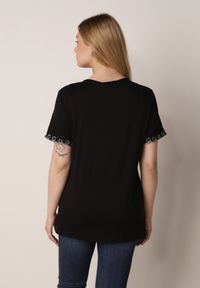 Born2be - Czarna Wiskozowa Bluzka na Krótki Rękaw z Etno Haftem z Metaliczną Nicią Aiopa. Okazja: do pracy, na co dzień, na spotkanie biznesowe. Kolekcja: plus size. Kolor: czarny. Materiał: wiskoza. Długość rękawa: krótki rękaw. Długość: krótkie. Wzór: haft. Styl: etno #4