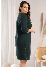 KARKO - Sukienka dresowa z napami po bokach SARA butelkowa zieleń PROMOCJA. Okazja: na co dzień. Kolekcja: plus size. Materiał: dresówka. Typ sukienki: dla puszystych, proste. Styl: casual. Długość: midi #1