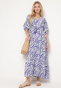 Born2be - Granatowa Sukienka z Bawełny i Wiskozy w Abstrakcyjne Paski ze Sznurkiem w Talii Navarae. Okazja: na co dzień. Kolor: niebieski. Materiał: bawełna, wiskoza. Wzór: paski. Typ sukienki: proste. Styl: casual, wizytowy #1