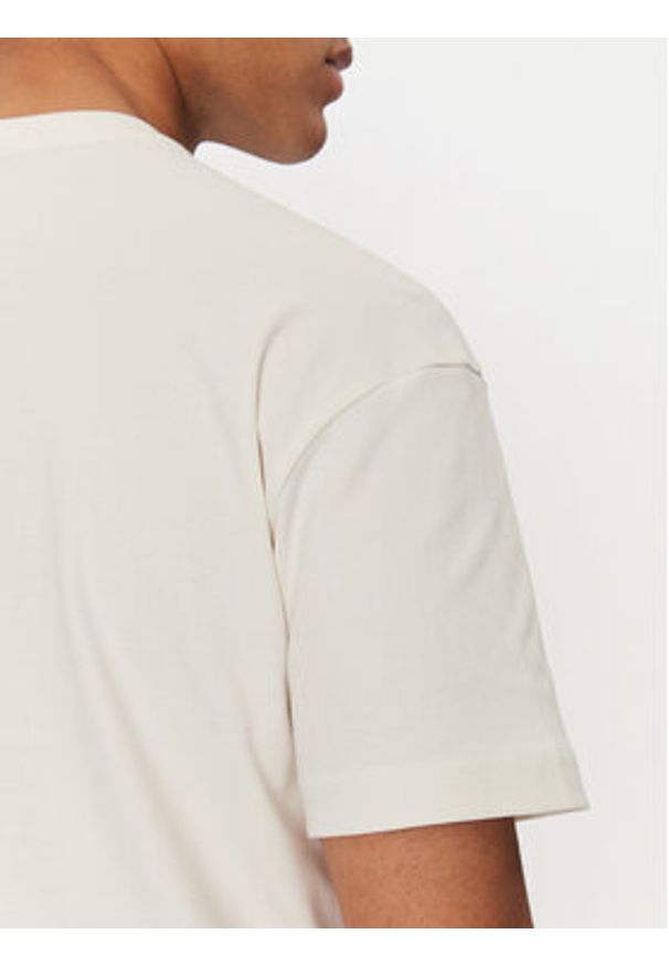 Calvin Klein T-Shirt Nano Logo K10K112487 Biały Regular Fit. Kolor: biały. Materiał: bawełna