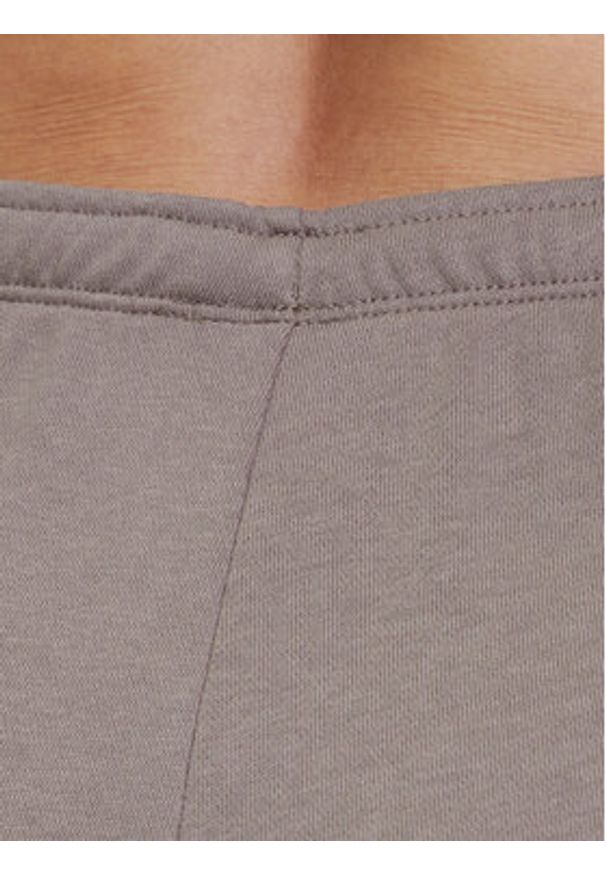 Nike Spodnie dresowe Chill Terry FN2434 Brązowy Regular Fit. Kolor: brązowy. Materiał: bawełna