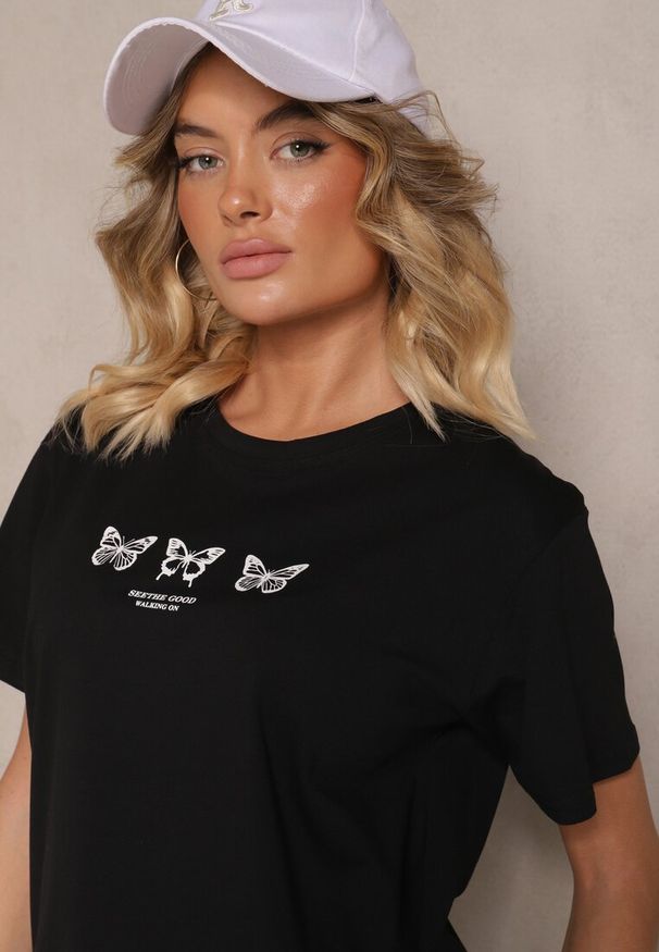 Renee - Czarna Bawełniana Bluzka T-shirt Oversize z Aplikacją w Kształcie Motyli Elmaris. Kolor: czarny. Materiał: bawełna. Długość rękawa: krótki rękaw. Długość: krótkie. Wzór: aplikacja. Styl: elegancki