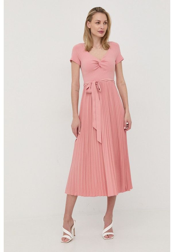 Guess sukienka kolor różowy midi rozkloszowana. Kolor: różowy. Materiał: tkanina, włókno, dzianina, materiał. Długość rękawa: krótki rękaw. Typ sukienki: rozkloszowane, plisowane. Długość: midi