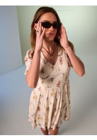 Sinsay - Rozkloszowana sukienka mini w kwiaty - wielobarwny. Wzór: kwiaty. Długość: mini #1