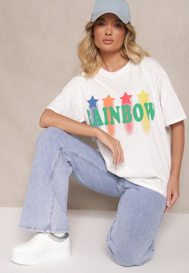 Renee - Biały T-shirt o Kroju Oversize z Nadrukowanym Napisem Ilorella. Okazja: na co dzień. Kolor: biały. Materiał: jeans. Wzór: napisy. Styl: elegancki, casual