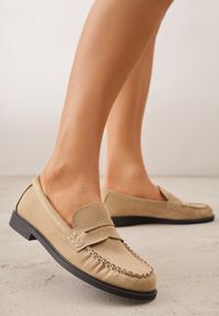 Renee - Beżowe Mokasyny VICES z Wkładką ze Skóry Naturalnej i Przeszyciami Astanie. Kolor: beżowy. Materiał: skóra. Sezon: wiosna. Styl: elegancki #1