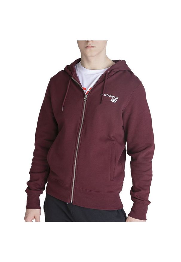 Bluza New Balance MJ03907BG - bordowa. Okazja: na co dzień. Kolor: czerwony. Materiał: bawełna, poliester, materiał. Wzór: aplikacja. Styl: klasyczny, casual, sportowy