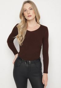 Born2be - Brązowy Dopasowany Sweter z Prążkowanej Dzianiny z Bawełną z Dekoltem w Serek Tesma. Okazja: na co dzień. Typ kołnierza: dekolt w serek. Kolor: brązowy. Materiał: dzianina, bawełna, prążkowany. Długość rękawa: długi rękaw. Długość: długie. Styl: elegancki, casual #3