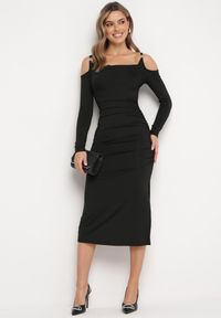 Born2be - Czarna Koktajlowa Sukienka z Wyciętym Ramionami z Klamerką i Marszczeniem Glimie. Kolor: czarny. Styl: wizytowy #5