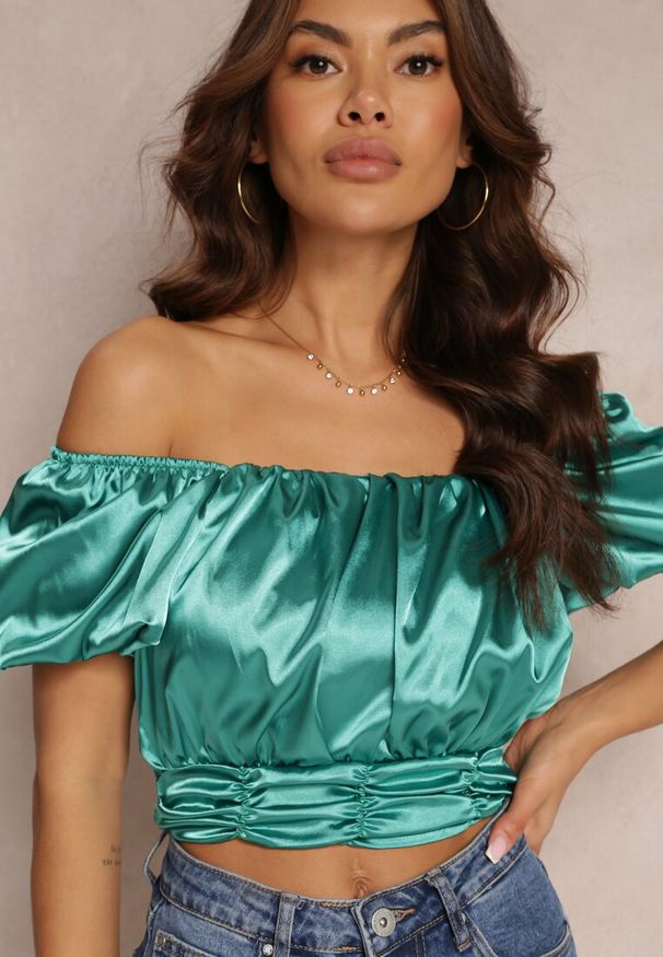 Renee - Zielona Bluzka z Hiszpańskim Dekoltem i Gumkami w Pasie z Satynowej Tkaniny Cherissa. Kolor: zielony. Materiał: satyna, tkanina. Długość rękawa: krótki rękaw. Długość: krótkie