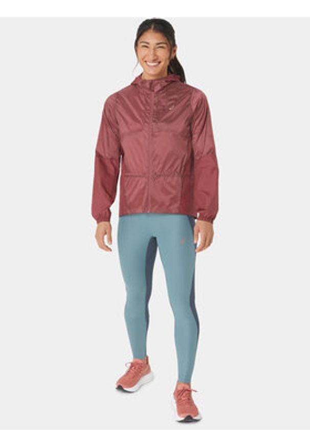 Asics Kurtka do biegania Nagino Packable Run 2012C849 Czerwony Ahletic Fit. Kolor: czerwony. Materiał: syntetyk. Sport: bieganie