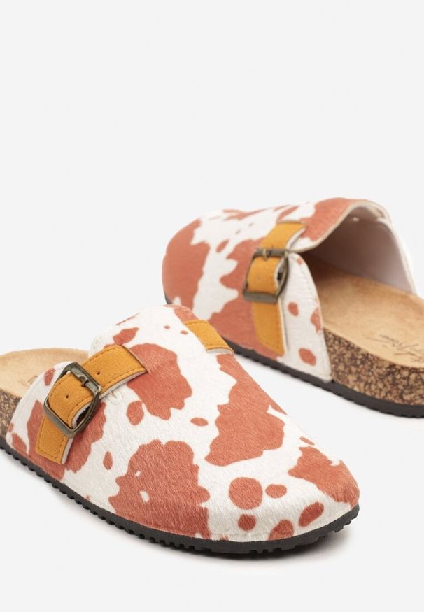 Born2be - Beżowo-Pomarańczowe Klapki w Stylu Chodaków Ozdobione Klamrą Alvessia. Okazja: na co dzień. Kolor: beżowy. Materiał: jeans. Wzór: aplikacja. Obcas: na obcasie. Styl: casual. Wysokość obcasa: niski