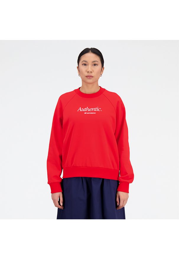 Bluza damska New Balance WT31557TRD – czerwona. Kolor: czerwony. Materiał: materiał, bawełna, dresówka, prążkowany. Wzór: napisy