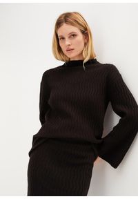 bonprix - Sweter z cienkiej dzianiny w strukturalny wzór. Typ kołnierza: kołnierzyk stójkowy. Kolor: czarny. Materiał: dzianina #1