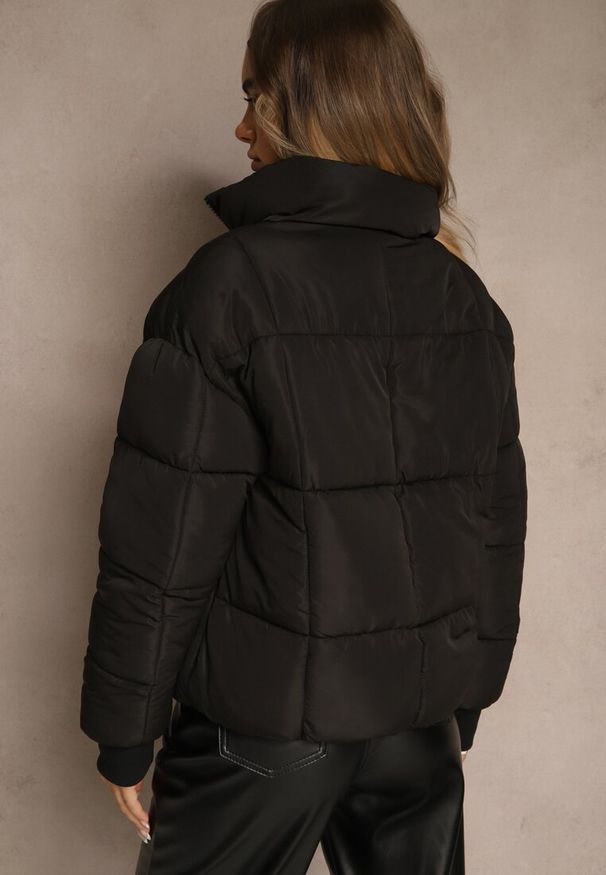 Renee - Czarna Kurtka Puffer z Pikowanymi Przeszyciami i Ściągaczami przy Rękawach Cenilea. Okazja: na co dzień. Typ kołnierza: kaptur. Kolor: czarny. Materiał: poliester, jeans. Styl: elegancki, casual