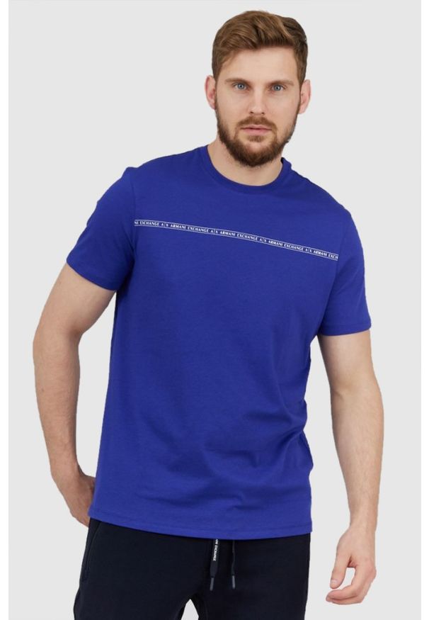 Armani Exchange - ARMANI EXCHANGE Niebieski t-shirt męski z paskiem z logo, Rozmiar S. Kolor: niebieski. Materiał: prążkowany