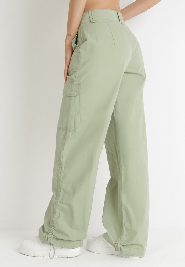 Born2be - Zielone Bawełniane Spodnie ze Stoperami na Krawędziach Nogawek Lile. Okazja: na co dzień. Stan: podwyższony. Kolor: zielony. Materiał: bawełna. Styl: casual, elegancki