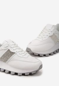 Renee - Białe Sneakersy z Szerokim Protektorem i Brokatową Naszywką Thesalia. Kolor: biały. Wzór: aplikacja