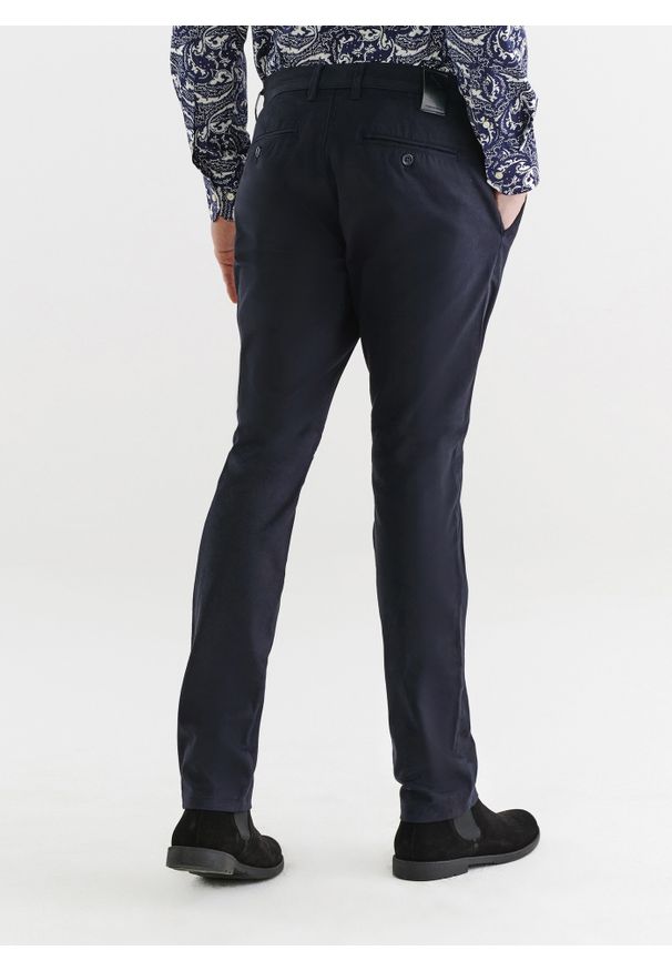 Pako Lorente - PAKO LORENTE – Granatowe spodnie męskie P22WB-WX-001-G-0. Kolor: niebieski. Materiał: bawełna, elastan. Długość: długie. Wzór: gładki