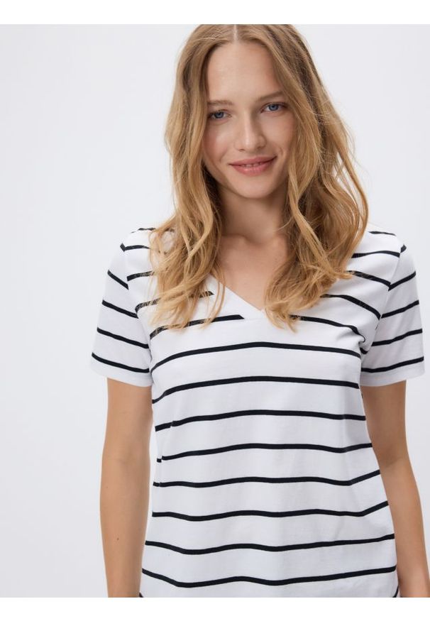 Reserved - T-shirt regular z dekoltem V - wielobarwny. Materiał: bawełna, dzianina