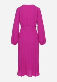 Born2be - Fuksjowa Sukienka Mesyre. Okazja: na randkę, do pracy. Typ kołnierza: dekolt w kształcie V. Kolor: różowy. Materiał: materiał. Typ sukienki: kopertowe, plisowane. Długość: midi #7