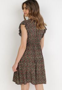 Born2be - Czarna Sukienka Diomanassa. Typ kołnierza: dekolt w serek. Kolor: czarny. Materiał: tkanina. Wzór: kwiaty, nadruk. Sezon: wiosna, lato. Długość: mini #5