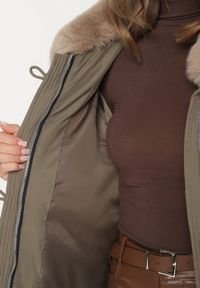 Born2be - Ciemnozielona Pikowana Kurtka z Futrzanym Kołnierzem z Możliwością Odpięcia Malatila. Okazja: na spacer, do pracy. Kolor: zielony. Materiał: futro. Długość rękawa: długi rękaw. Długość: długie. Sezon: zima. Styl: elegancki, klasyczny #5