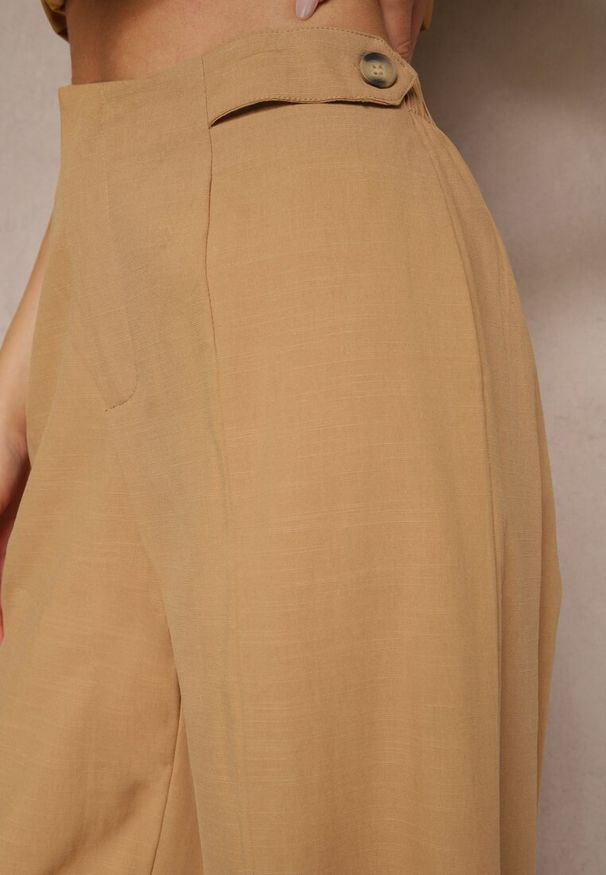 Renee - Ciemnobeżowe Spodnie z Bawełną i Wiskozą o Szerokim Kroju z Imitacją Kieszeni Divlene. Okazja: na spacer, na co dzień, na spotkanie biznesowe. Kolor: beżowy. Materiał: bawełna, wiskoza. Styl: casual, elegancki, biznesowy