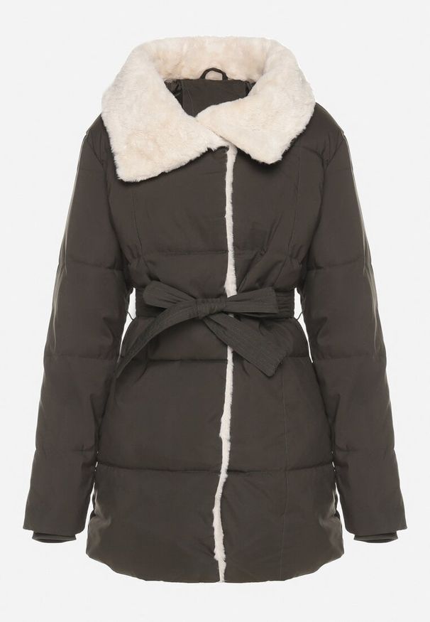 Born2be - Ciemnozielona Pikowana Kurtka z Futerkowym Kołnierzem i Wiązanym Paskiem Seratta. Okazja: na co dzień. Kolor: zielony. Materiał: jeans. Styl: casual, elegancki