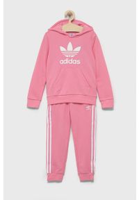 adidas Originals dres dziecięcy kolor różowy. Kolor: różowy. Materiał: dresówka. Wzór: nadruk #1