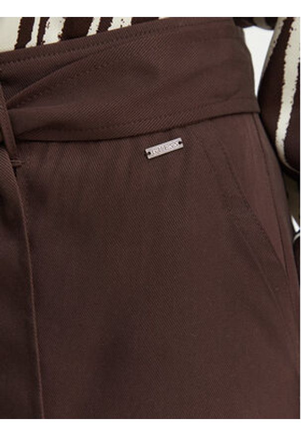 Guess Szorty materiałowe W5GD1R WG4C2 Brązowy ciemny Regular Fit. Kolor: brązowy. Materiał: lyocell