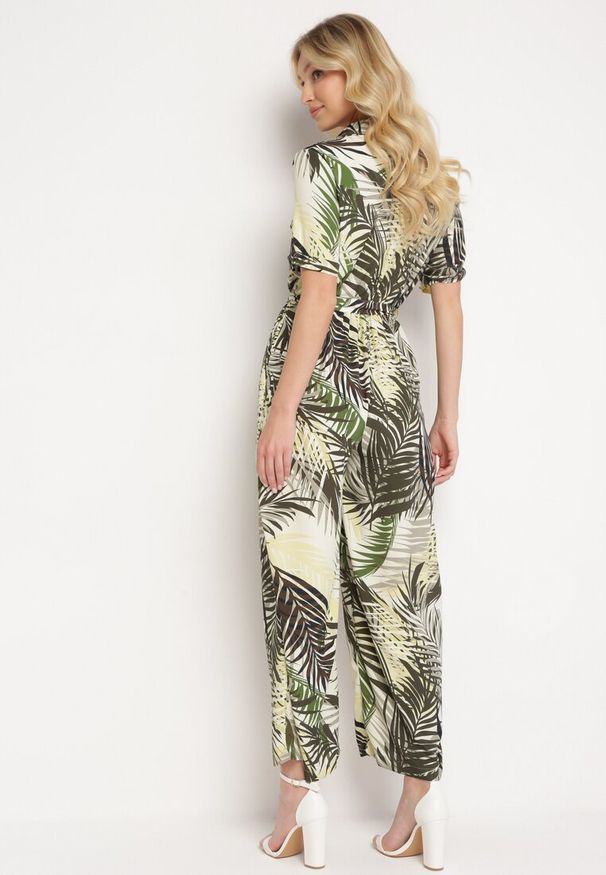 Born2be - Zielony Kombinezon z Gumką w Pasie Zapinany na Guziki z Materiałowym Paskiem Efity. Okazja: na spotkanie biznesowe. Kolor: zielony. Materiał: materiał. Długość rękawa: krótki rękaw. Długość: krótkie. Styl: biznesowy