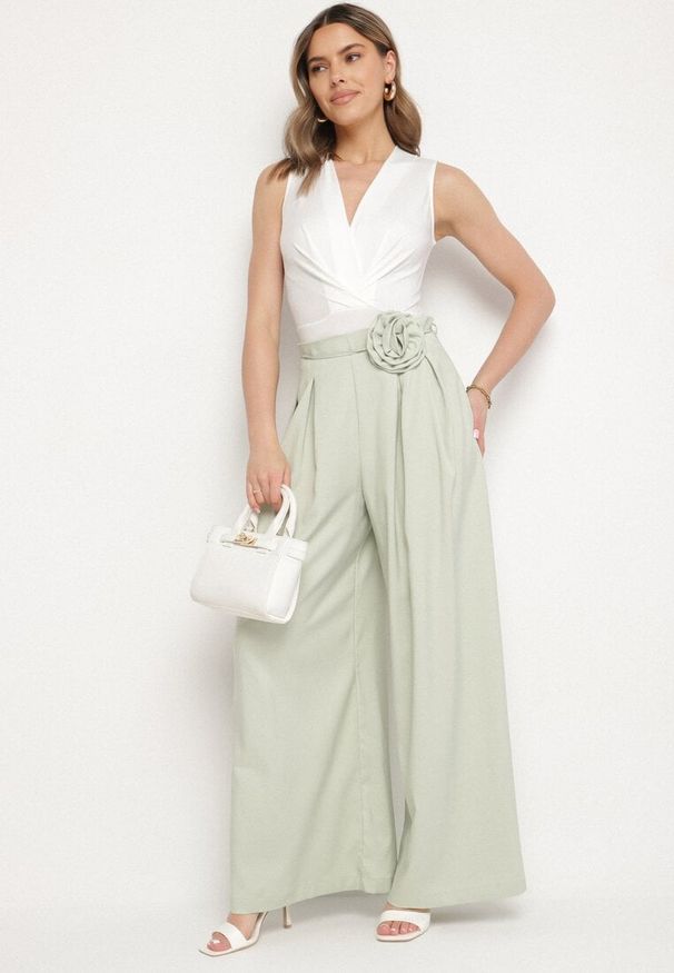 Born2be - Zielone Szerokie Spodnie z Wysokim Stanem Ozdobione Kwiatem 3D Firicelle. Okazja: na co dzień. Stan: podwyższony. Kolor: zielony. Wzór: kwiaty, aplikacja. Styl: casual, klasyczny