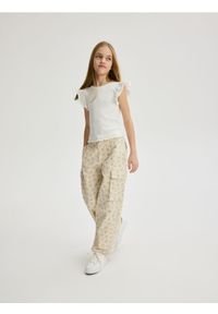 Reserved - Prążkowany t-shirt z falbankami - złamana biel. Typ kołnierza: kołnierz z falbankami. Materiał: prążkowany