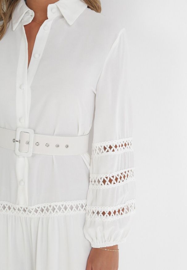 Born2be - Biała Sukienka z Paskiem Dorica. Kolor: biały. Długość rękawa: długi rękaw. Wzór: ażurowy, aplikacja. Sezon: lato. Typ sukienki: koszulowe. Styl: boho. Długość: maxi