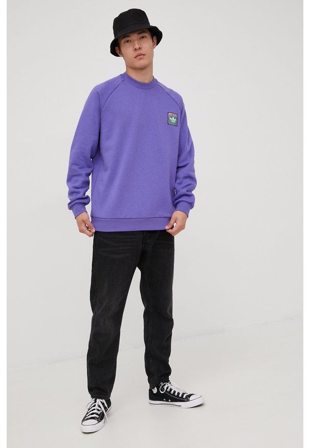 adidas Originals bluza męska kolor fioletowy z aplikacją. Kolor: fioletowy. Materiał: poliester. Długość rękawa: raglanowy rękaw. Wzór: aplikacja