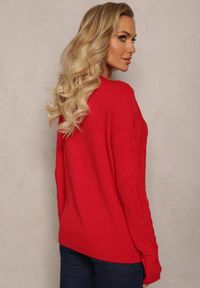 Renee - Czerwony Warkoczowy Sweter z Długim Rękawem i Ściągaczami Kaviss. Kolor: czerwony. Materiał: dzianina. Długość rękawa: długi rękaw. Długość: długie. Wzór: ze splotem. Styl: klasyczny #5